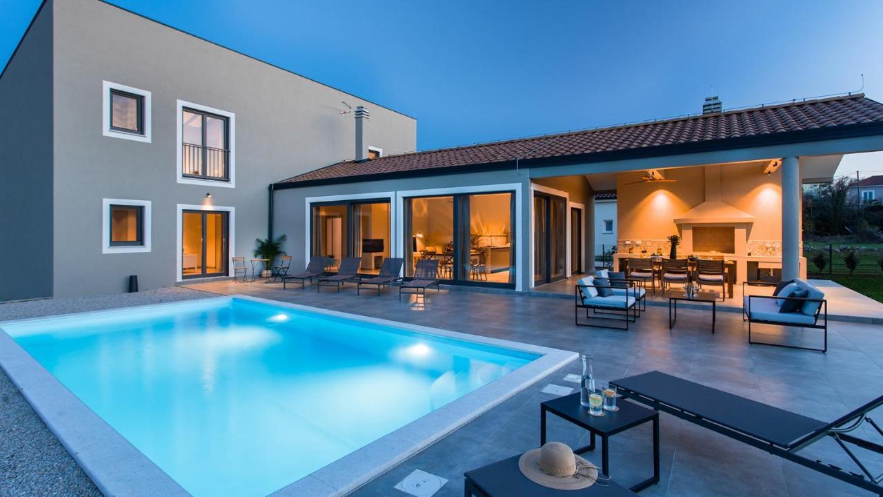 Villa & Jardin - Luxury Villa With Swimming Pool Vrh  Exterior foto